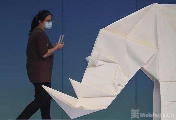 海内外艺术家纸艺精品杭州展出 1.4米高折纸白犀牛亮相